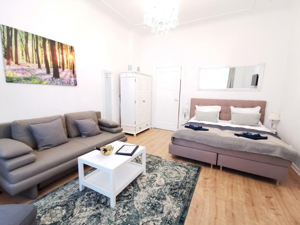 Kvh By Rockchair Apartments L Superhost Status L Boxspringbett Am Schloss Charlottenburg Welcomes You! Berlin Eksteriør billede